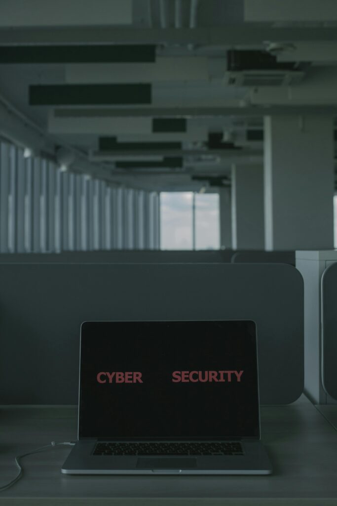 Laptop mit den Worten Cyber Security
